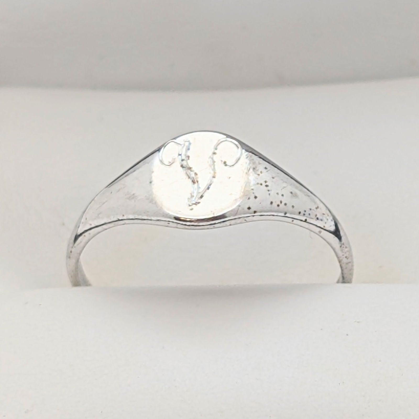 Vintage Sterling Silver "V" Ladies Ring (1 of 6)