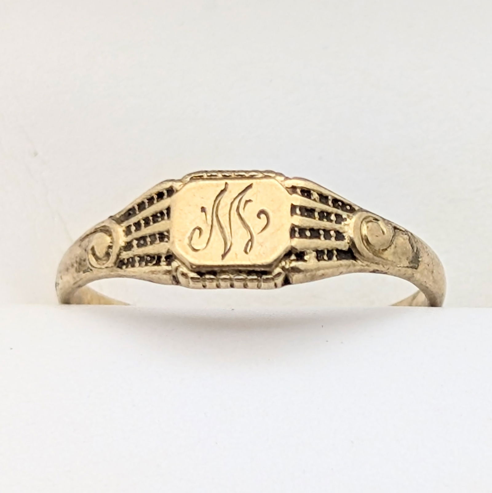 Vintage 10K Gold "M" Childs Ring - 0.85g (1 of 6)