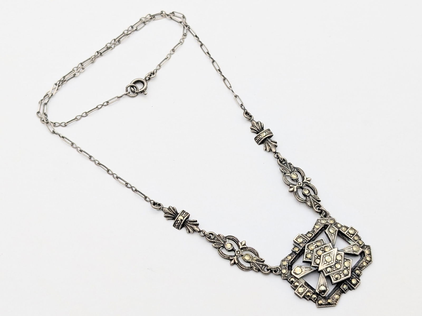 Vintage Sterling Silver Art Deco Ladies Necklace: Length: 15-16in 
