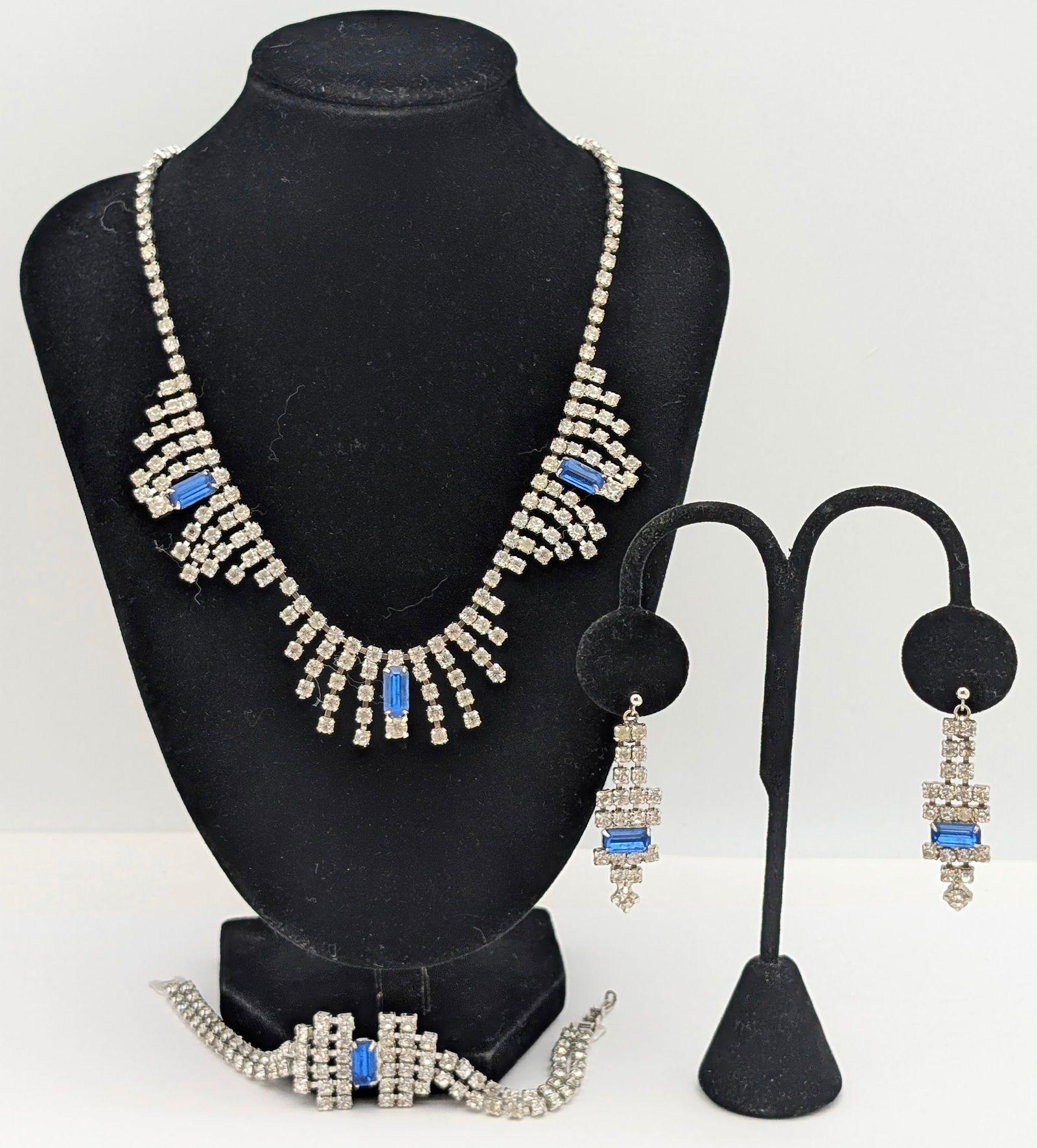 Elegant Formal White & Blue Ladies Necklace, Bracelet & Earrings Set: Necklace Length: 15in Bracelet Length: 7in 