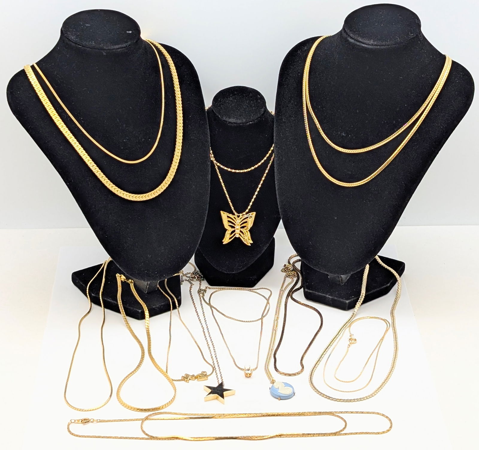 Large Lot of Gold tone Ladies Necklaces - Something for Every Occasion! (1 of 8)