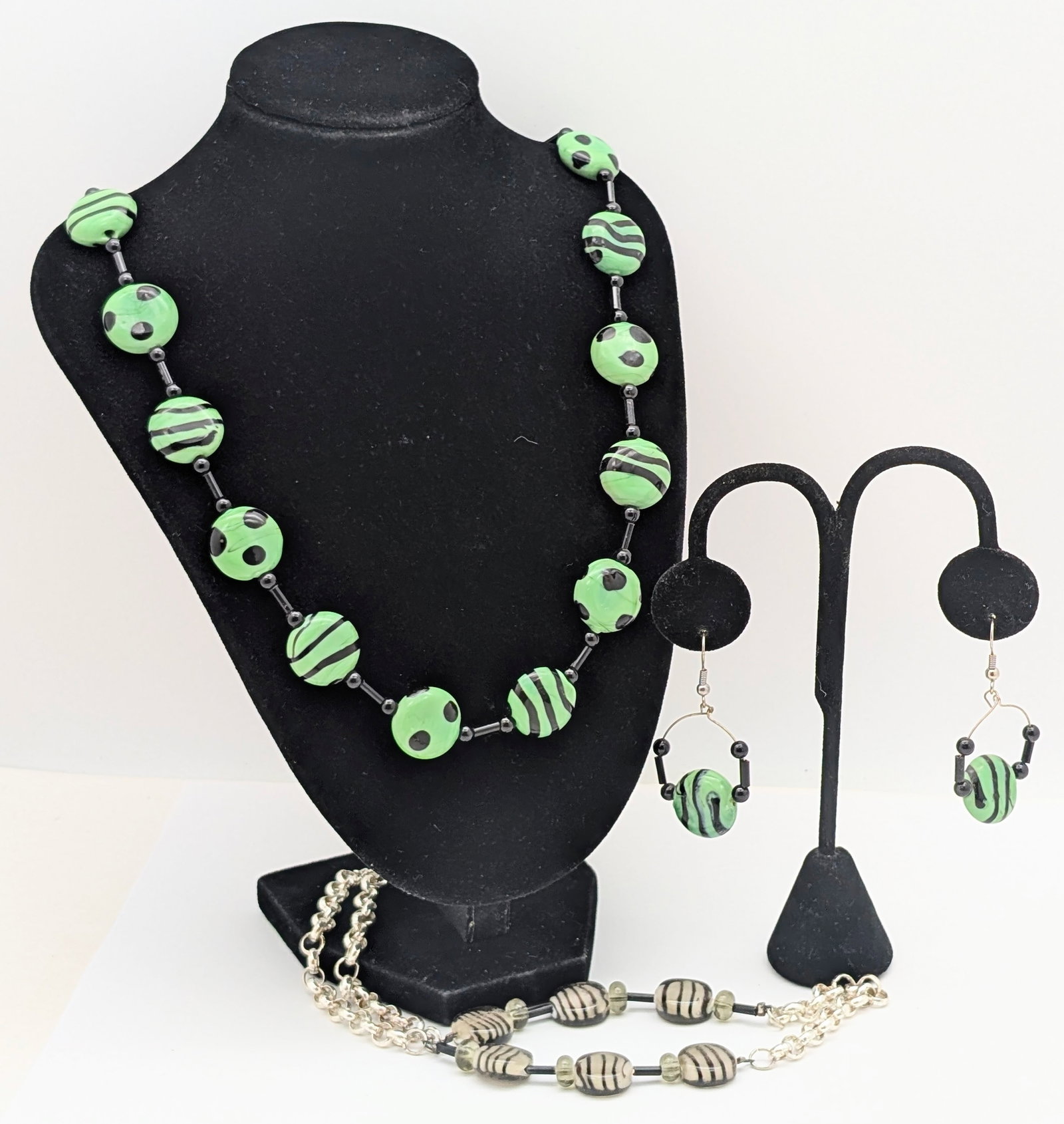 Lot of Glass Beads Jewelry - Matching Set & Necklace (1 of 7)