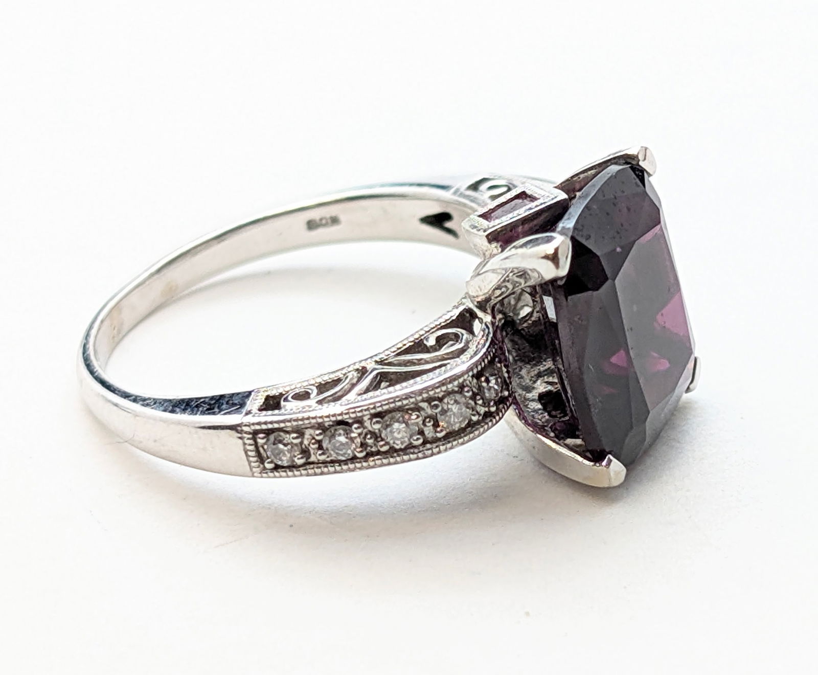 Stunning Detailed 14k White Gold Ring with Center Stone including gems on Band: Total Weight 5.3 grams 