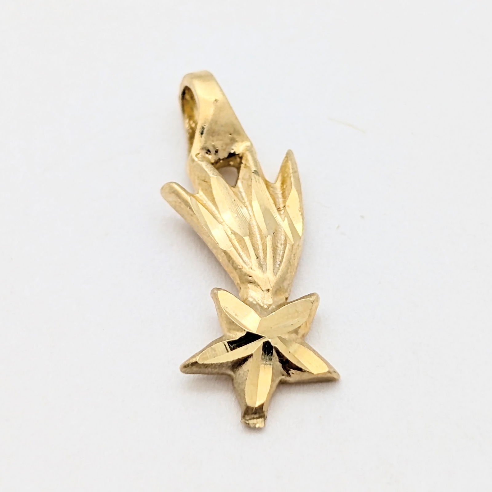 14K Gold Shooting Star Pendant - 0.41g: Jewelry 