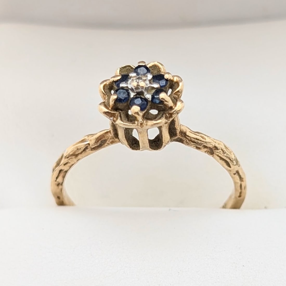 10K Gold Flower-Shaped Gem Cluster w/ Textured Band Ladies Ring Stamped PDN - 1.61g: Size: 6 