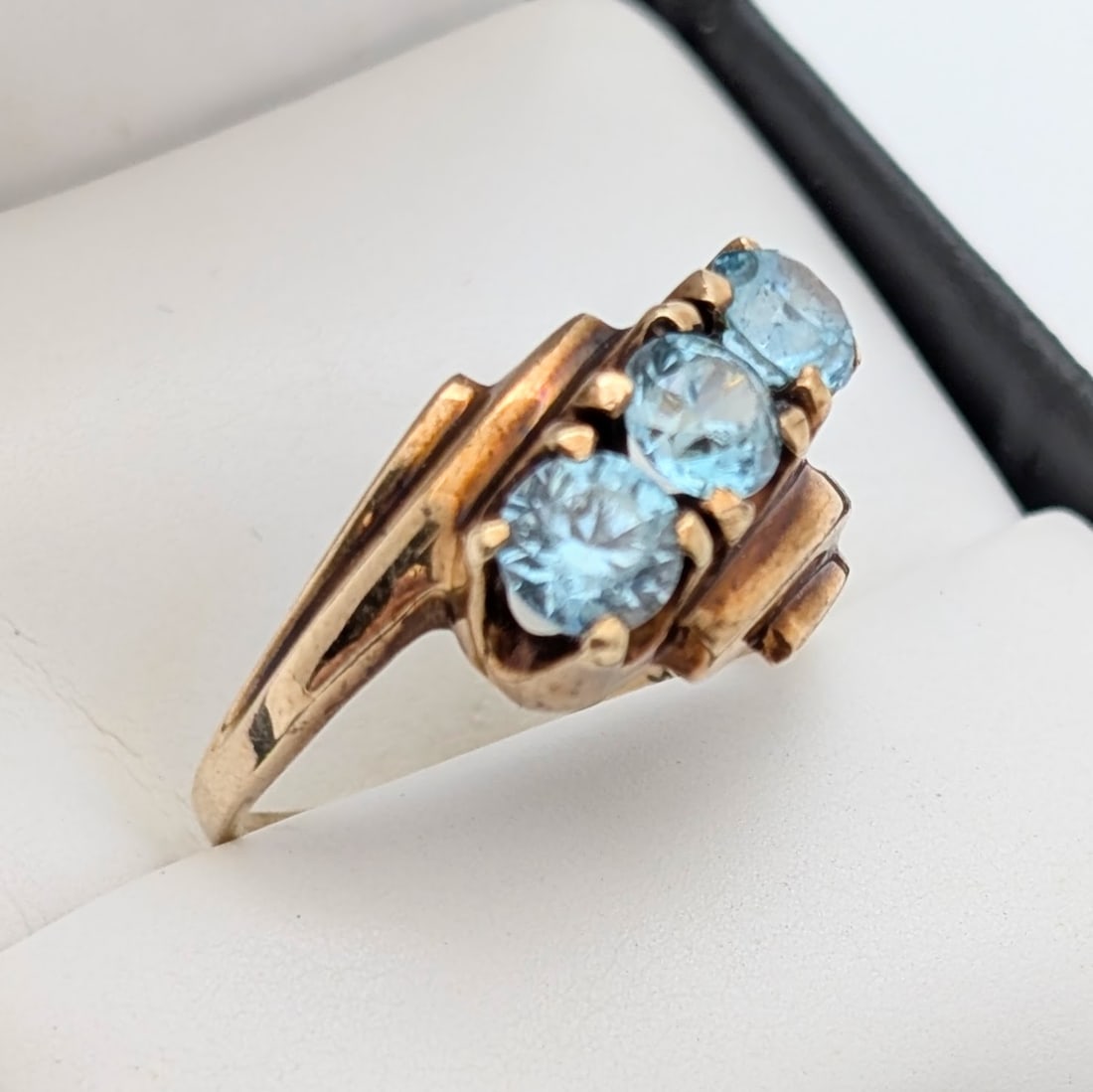 Vintage 10K Gold Light Blue 3-Gem Ladies Ring - 3.86g - 2
