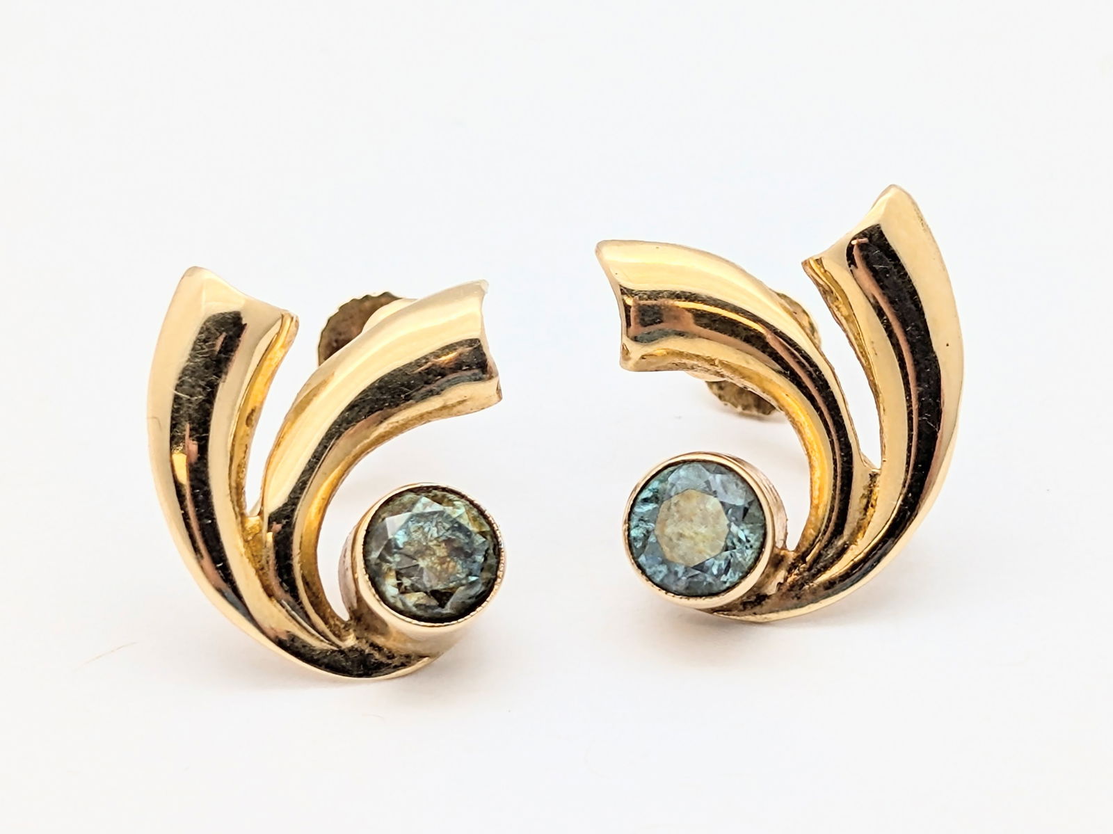 Vintage 14K Gold Light Blue Gem Ladies Screw Back Earrings - 3.22g: Jewelry