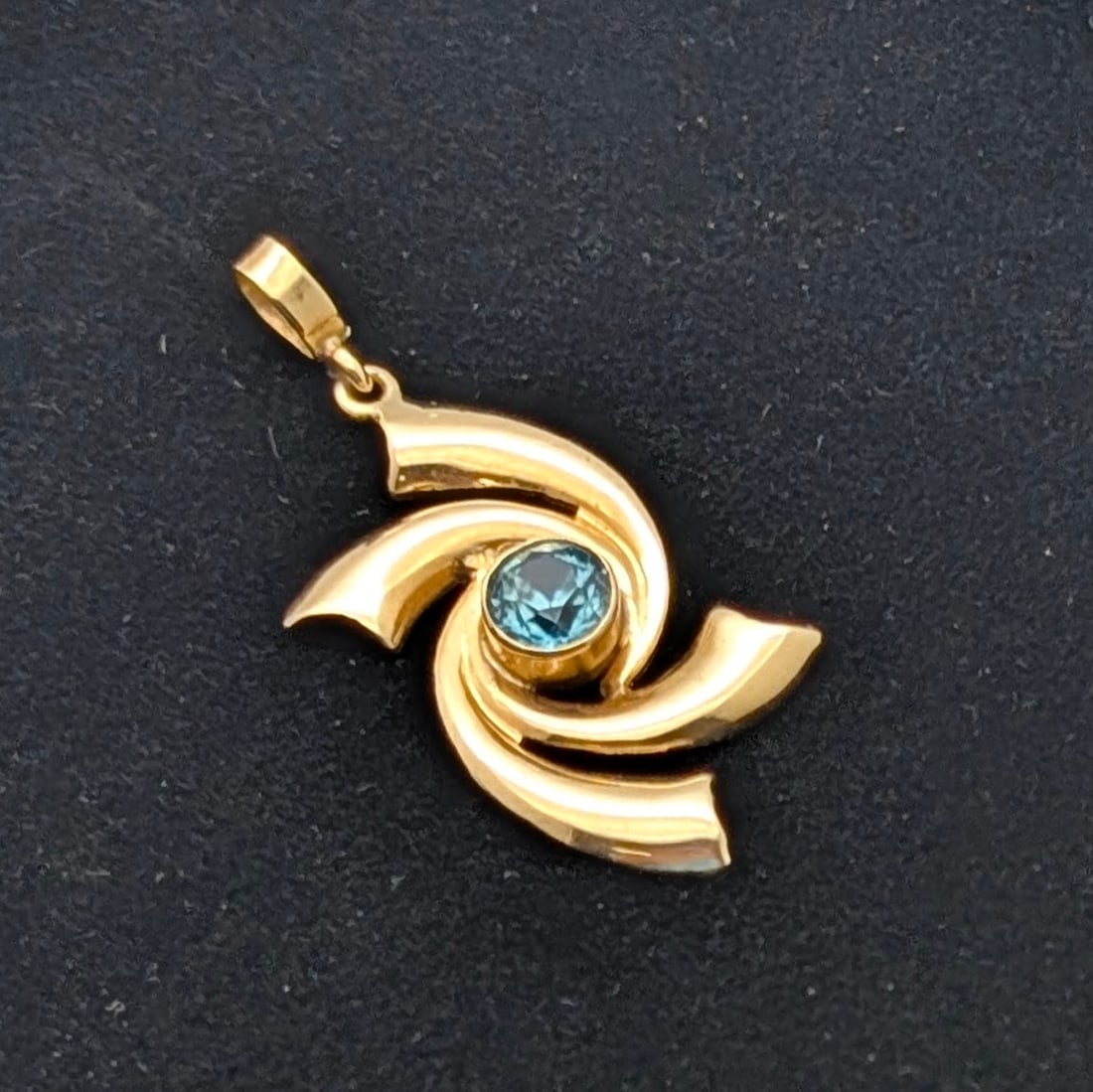 Vintage 14K Gold Light Blue Gem Ladies Pendant - 1.93g - 2