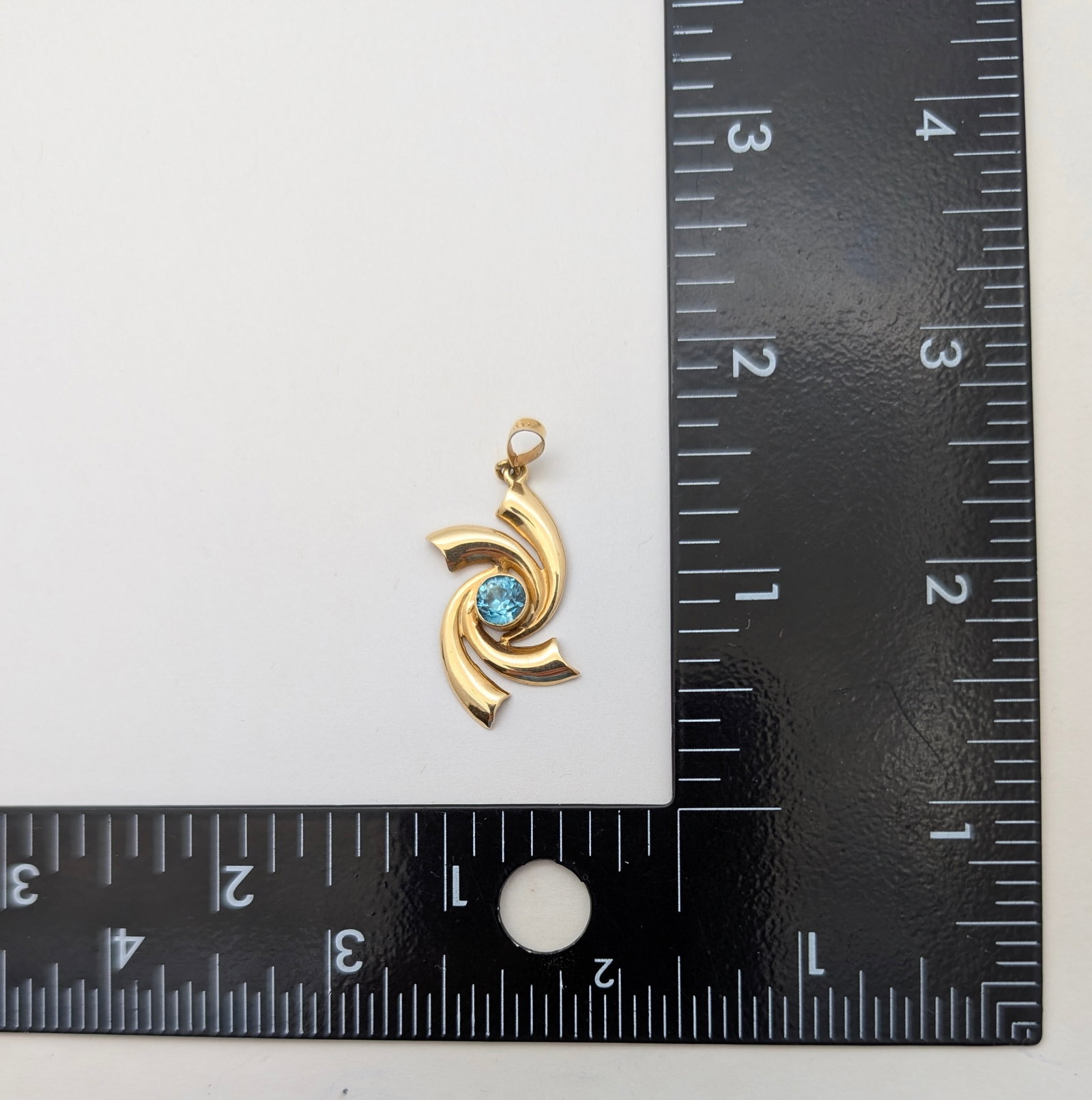 Vintage 14K Gold Light Blue Gem Ladies Pendant - 1.93g - 5