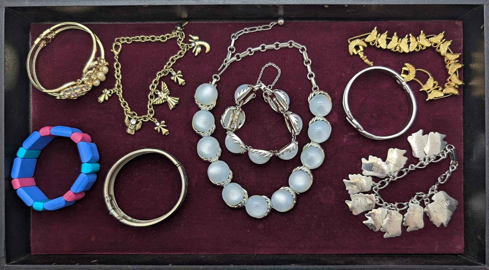 Large Lot of Ladies Bracelets & 1 Matching Necklace: Jewelry 
