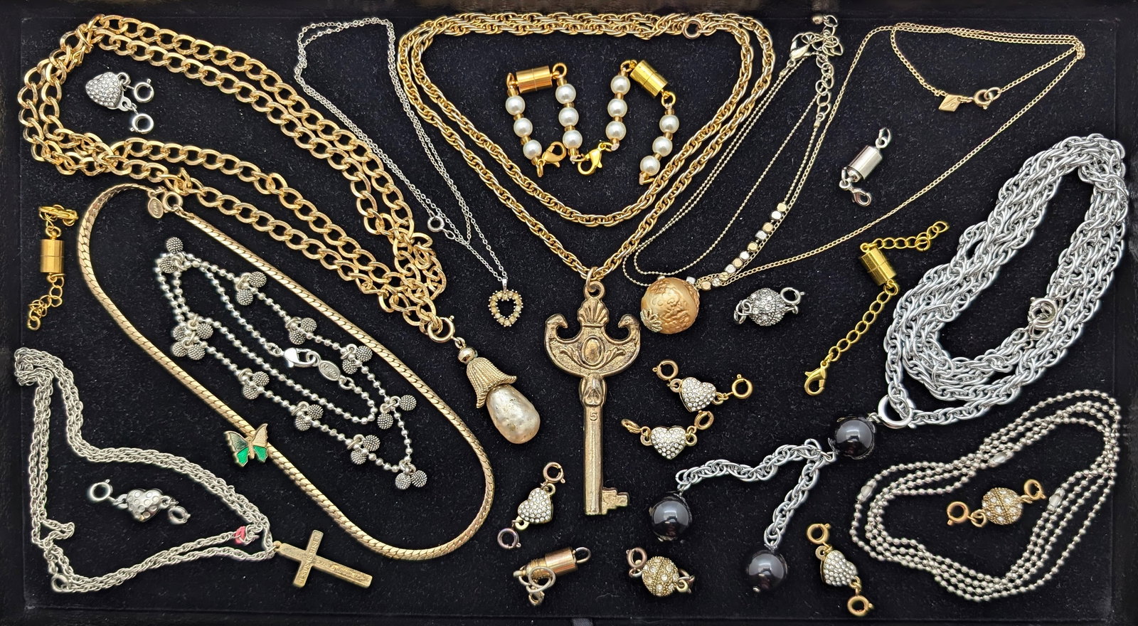 Large Lot of Ladies Costume Necklaces & Extenders - Silver & Gold tones: Jewelry 