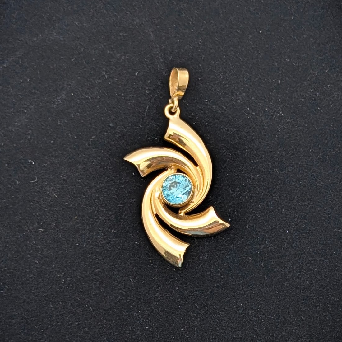 Vintage 14K Gold Light Blue Gem Ladies Pendant - 1.93g: Size: 0.5in x 1in 