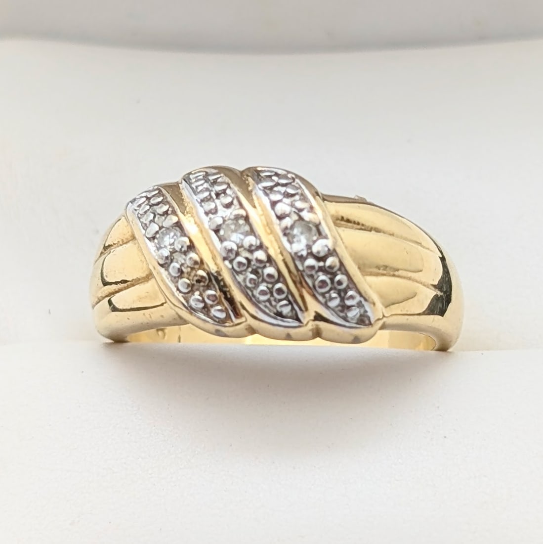 Gold tone Wave Ladies Costume Ring: Size: 5.75
