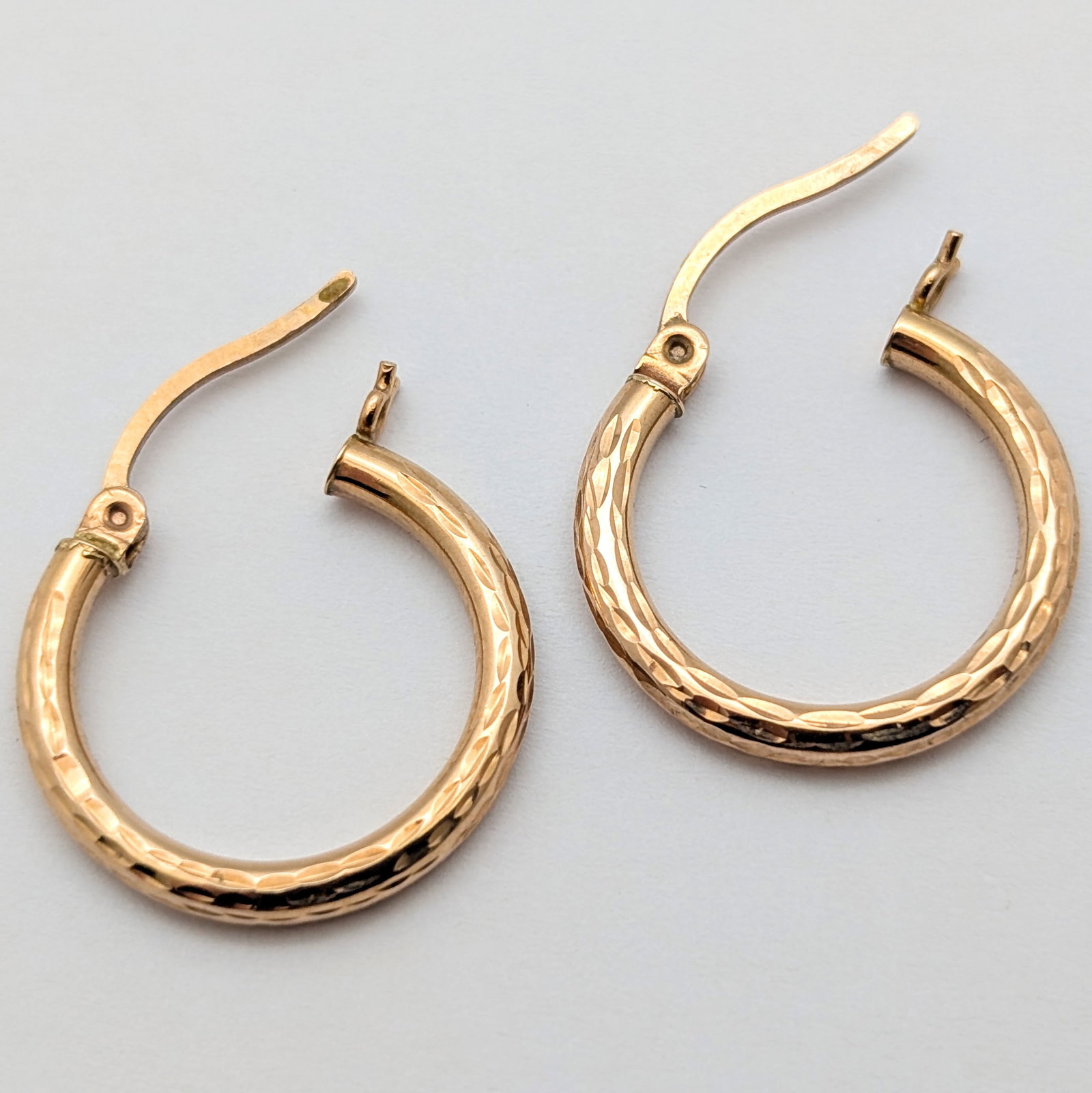 14K Gold Hammered Ladies Hoop Earrings - 1.28g - 2