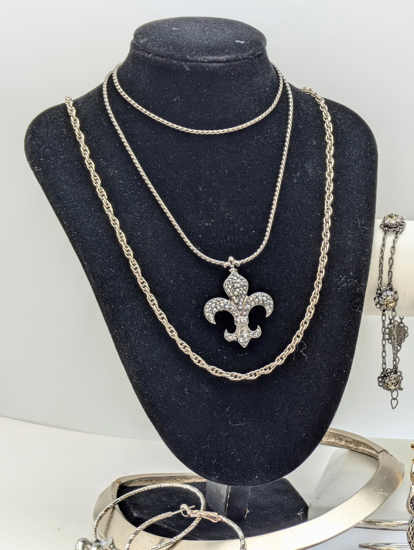 Large Lot of Silver tone Ladies Jewelry - Necklaces, Bracelets, Earrings, etc. - 10