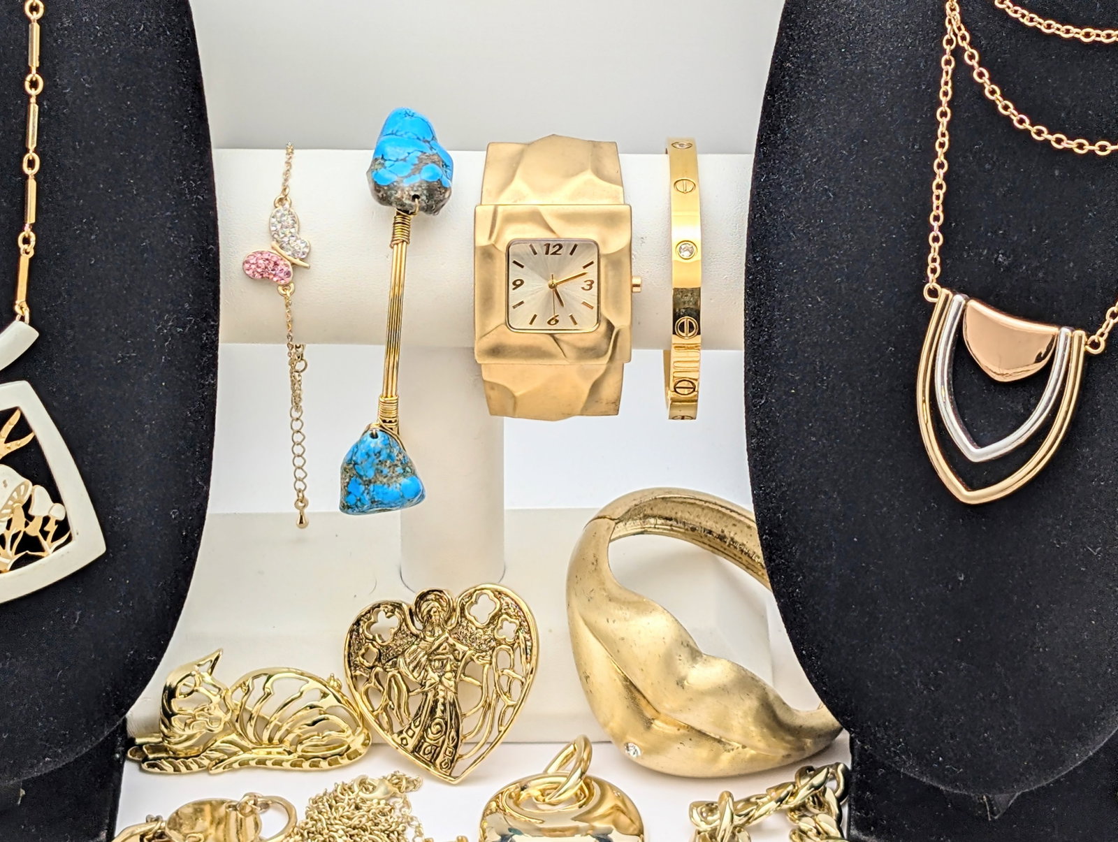 Large Lot of Gold tone Ladies Jewelry - Necklaces, Bracelets, Earrings, etc. - 4