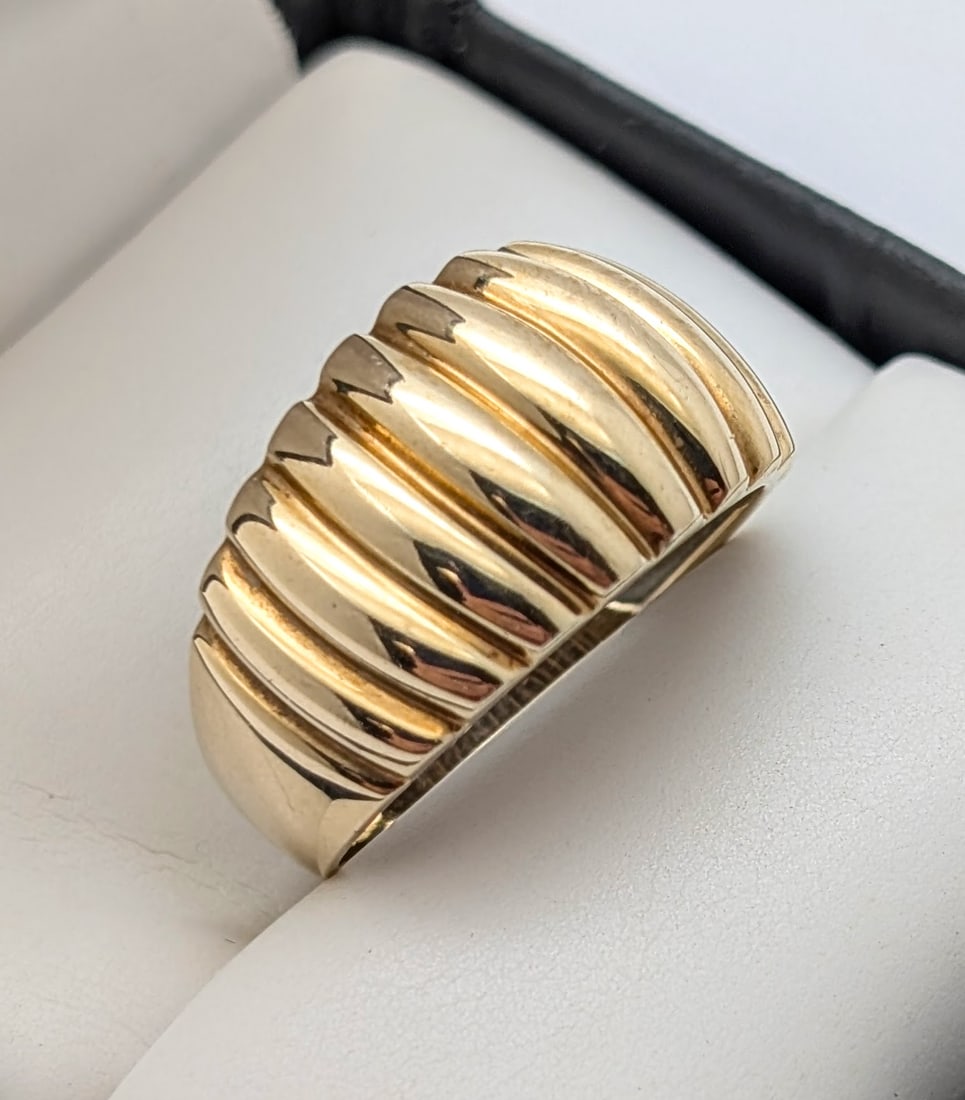 Vintage 10K Gold Chunky Ribbed Dome Ring- 3.72g: Size 7.75