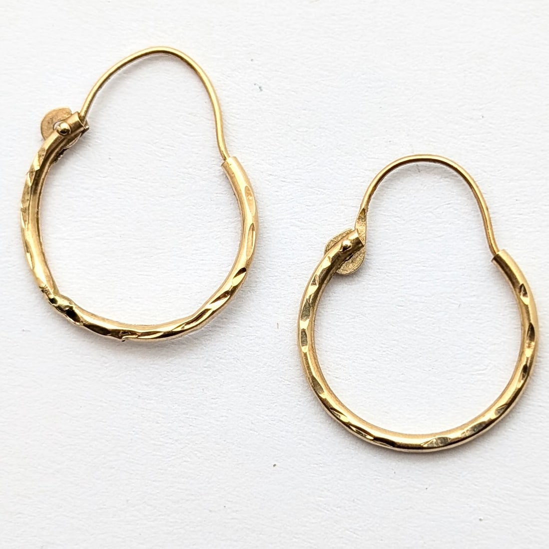 Vintage 14K Gold Hoop Earrings Featuring a Textured Design- .43g: Jewelry
