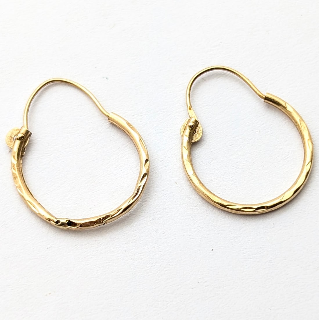Vintage 14K Gold Hoop Earrings Featuring a Textured Design- .43g - 2