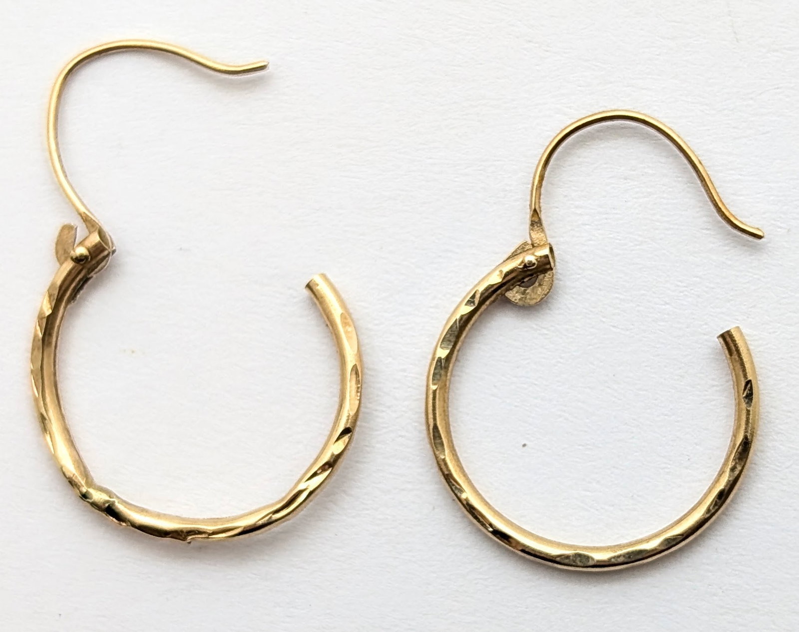 Vintage 14K Gold Hoop Earrings Featuring a Textured Design- .43g - 3