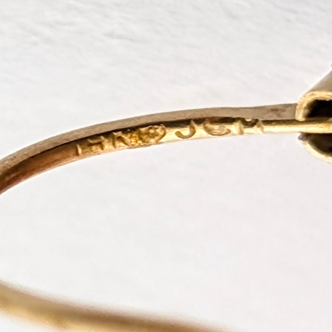 Vintage 14K Gold Hoop Earrings Featuring a Textured Design- .43g - 6