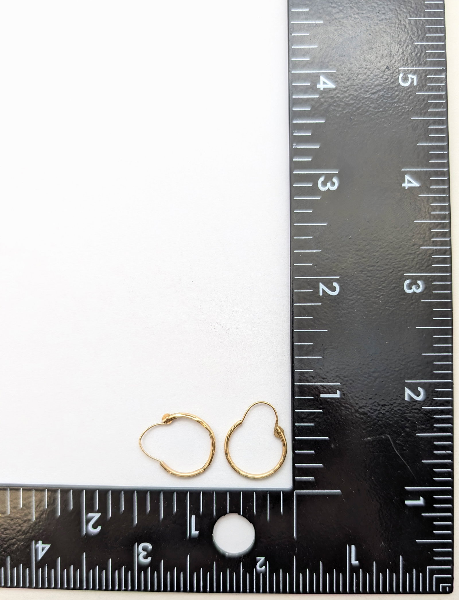 Vintage 14K Gold Hoop Earrings Featuring a Textured Design- .43g - 7
