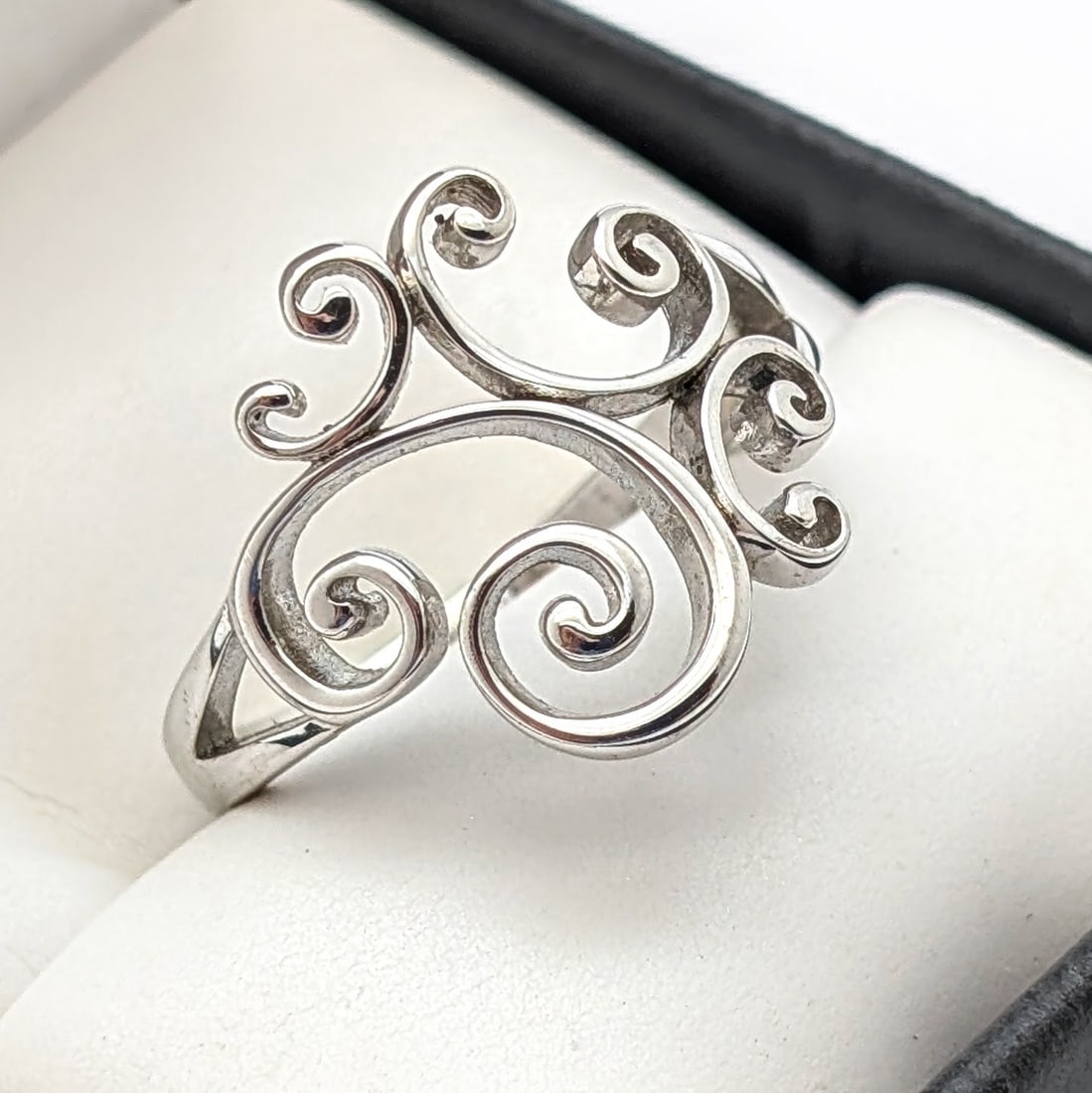 Lot of 2 Sterling Silver Ladies Rings - Modern designs - 5