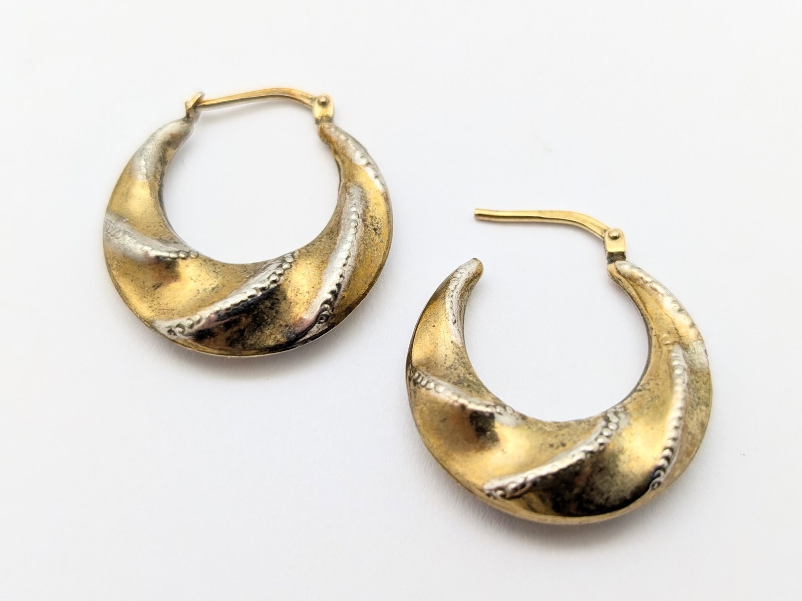 10K Gold filled Hoop Earrings: One hoop is missing a clasp