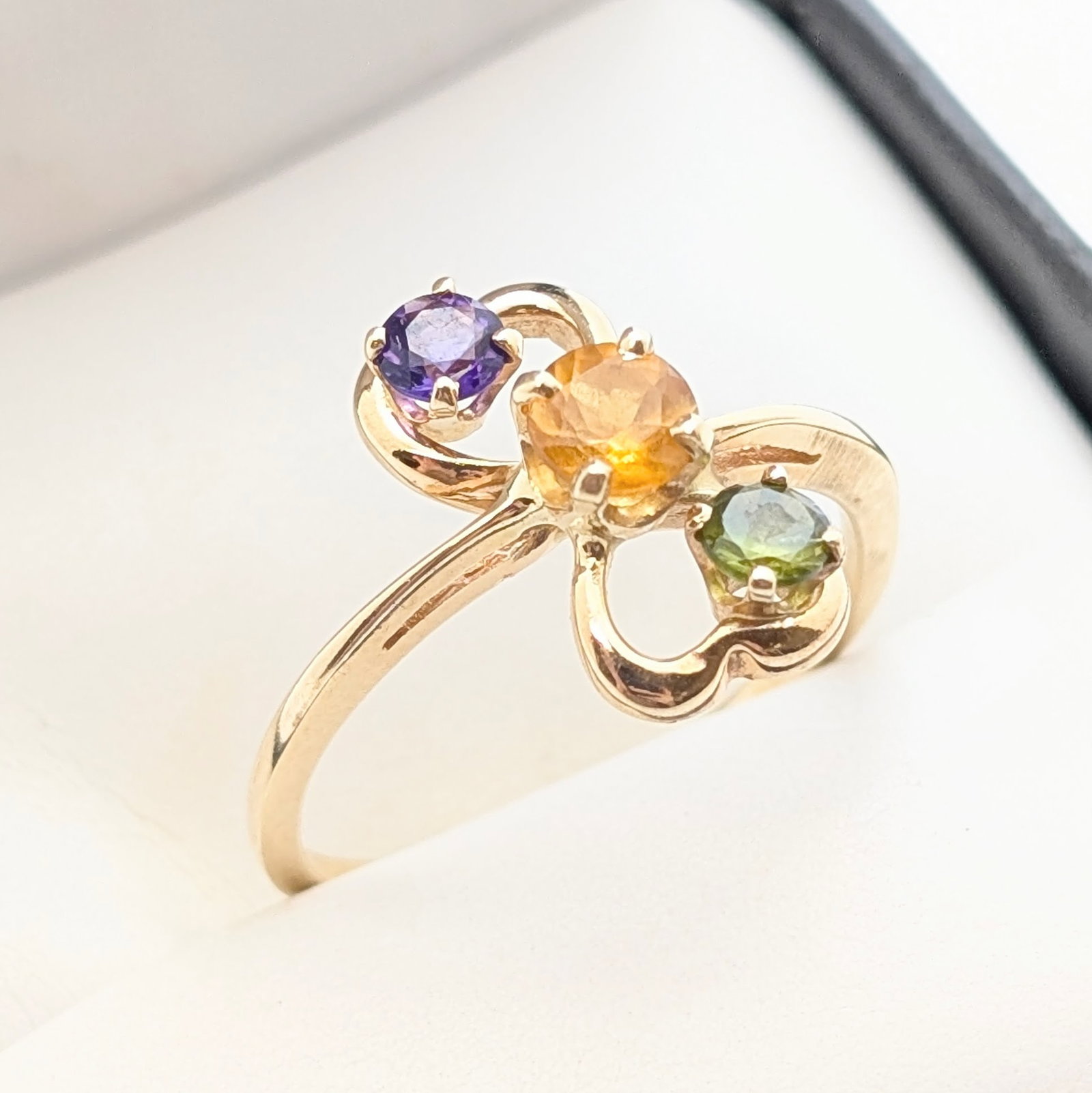 FEATURE 14K Gold 3-Gem Hearts Ladies Ring - 2.58g: Size: 7.5