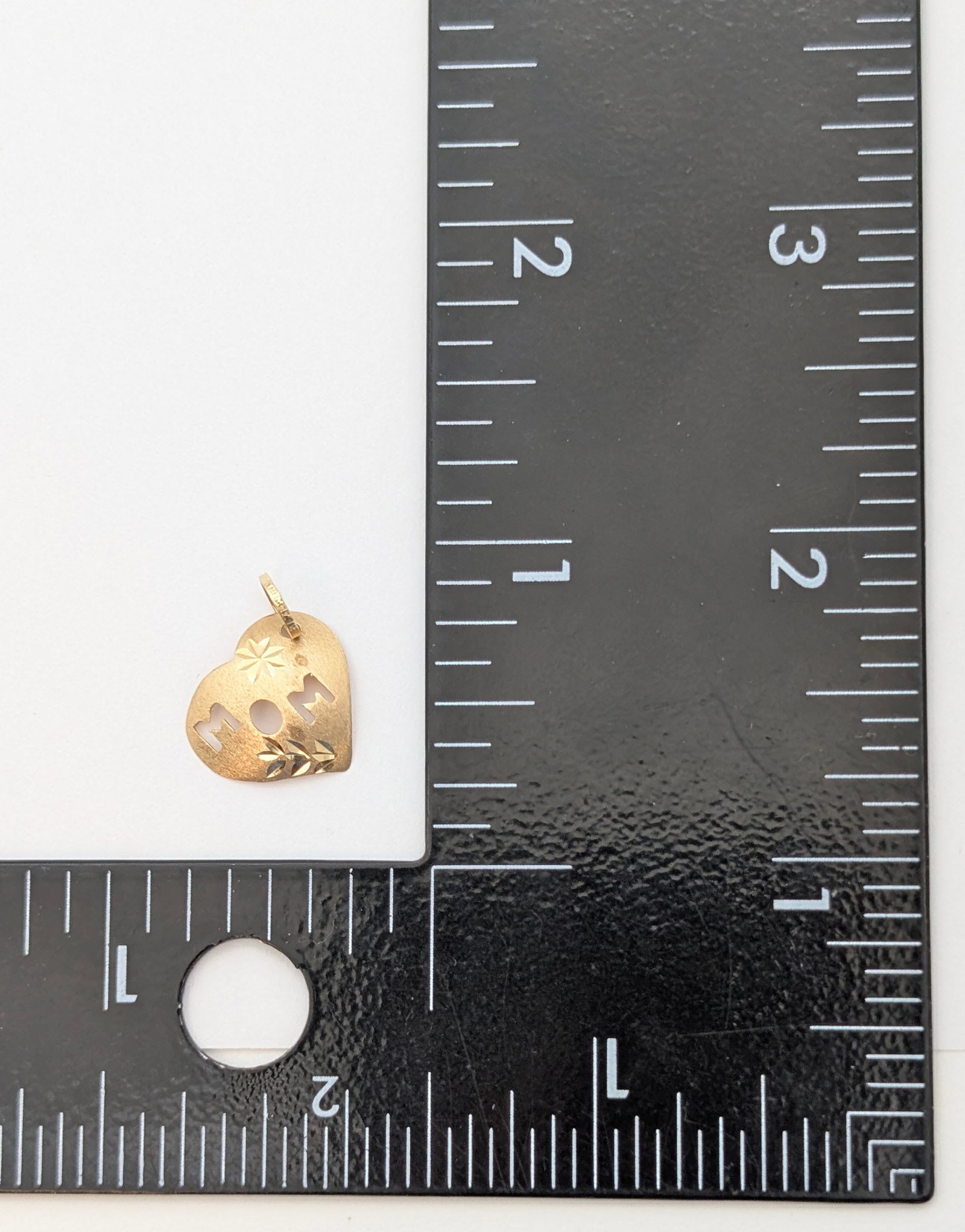 14k Gold "Mom" Heart Pendant Charm- .41g - 4