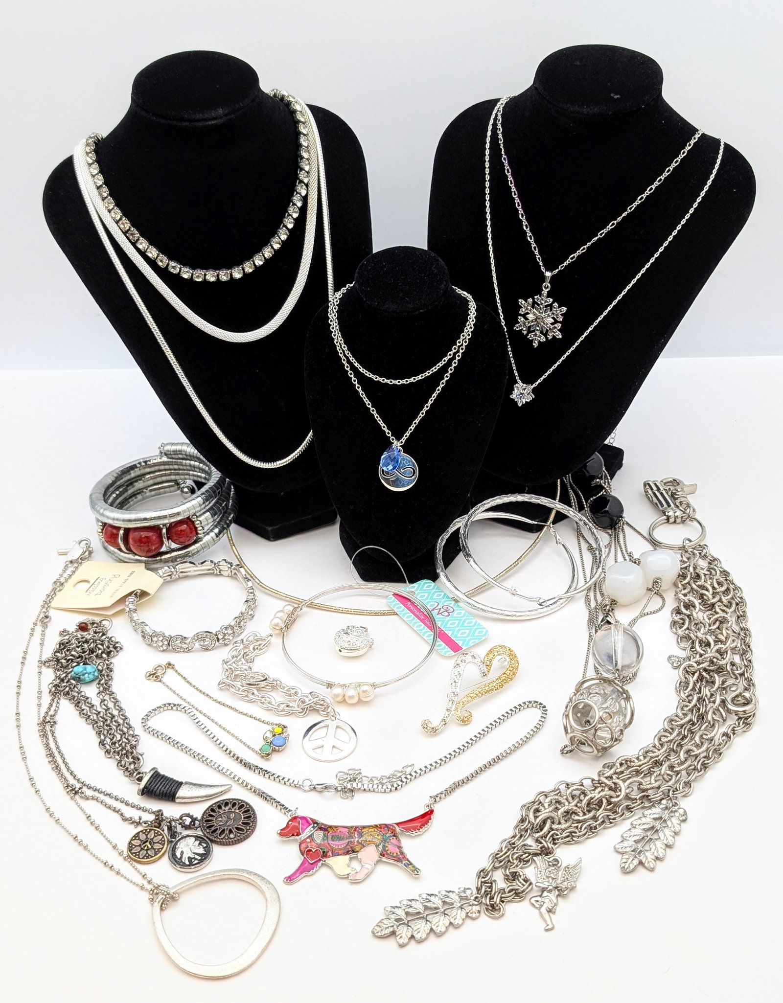 Large Lot of Ladies Silver Toned Jewelry- Necklaces, Bracelets, Pendants, ect: Jewelry