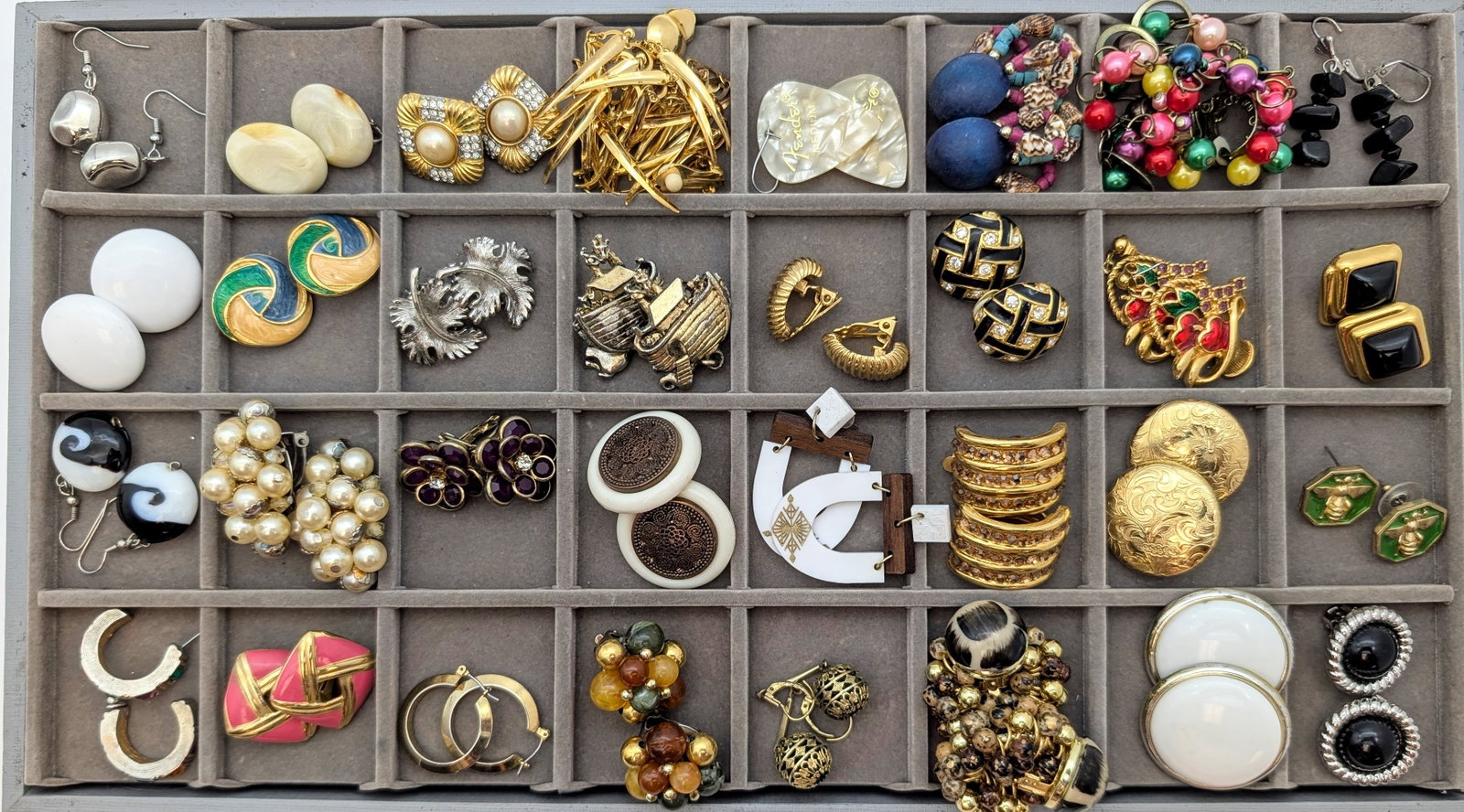Large Lot of Ladies Earrings- Hoop, Dangled, Beaded, Studs, etc.: Jewelry