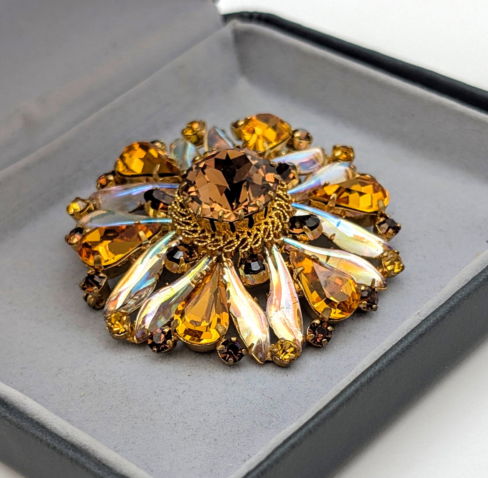 Vintage Gold Toned Sunburst Cluster Rhinestone Brooch: Made in Austria Size: 1.5in