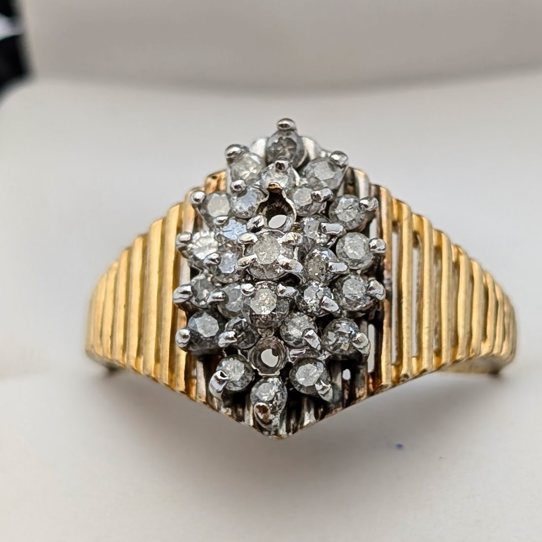 Vintage 10k Gold Cluster Ring w/ Diamond Chips- 5.38 (1 of 5)