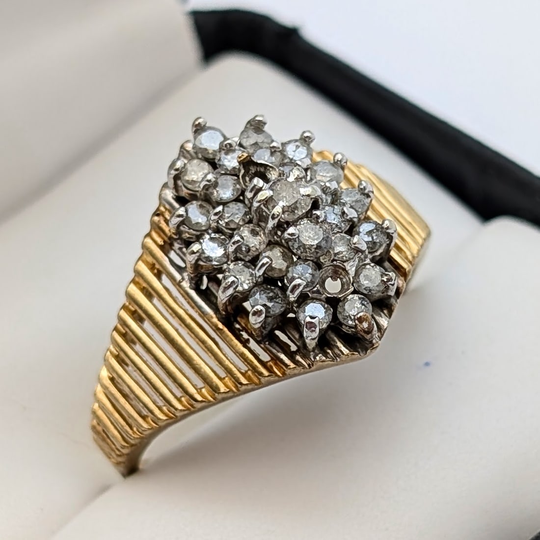 Vintage 10k Gold Cluster Ring w/ Diamond Chips- 5.38 - 2