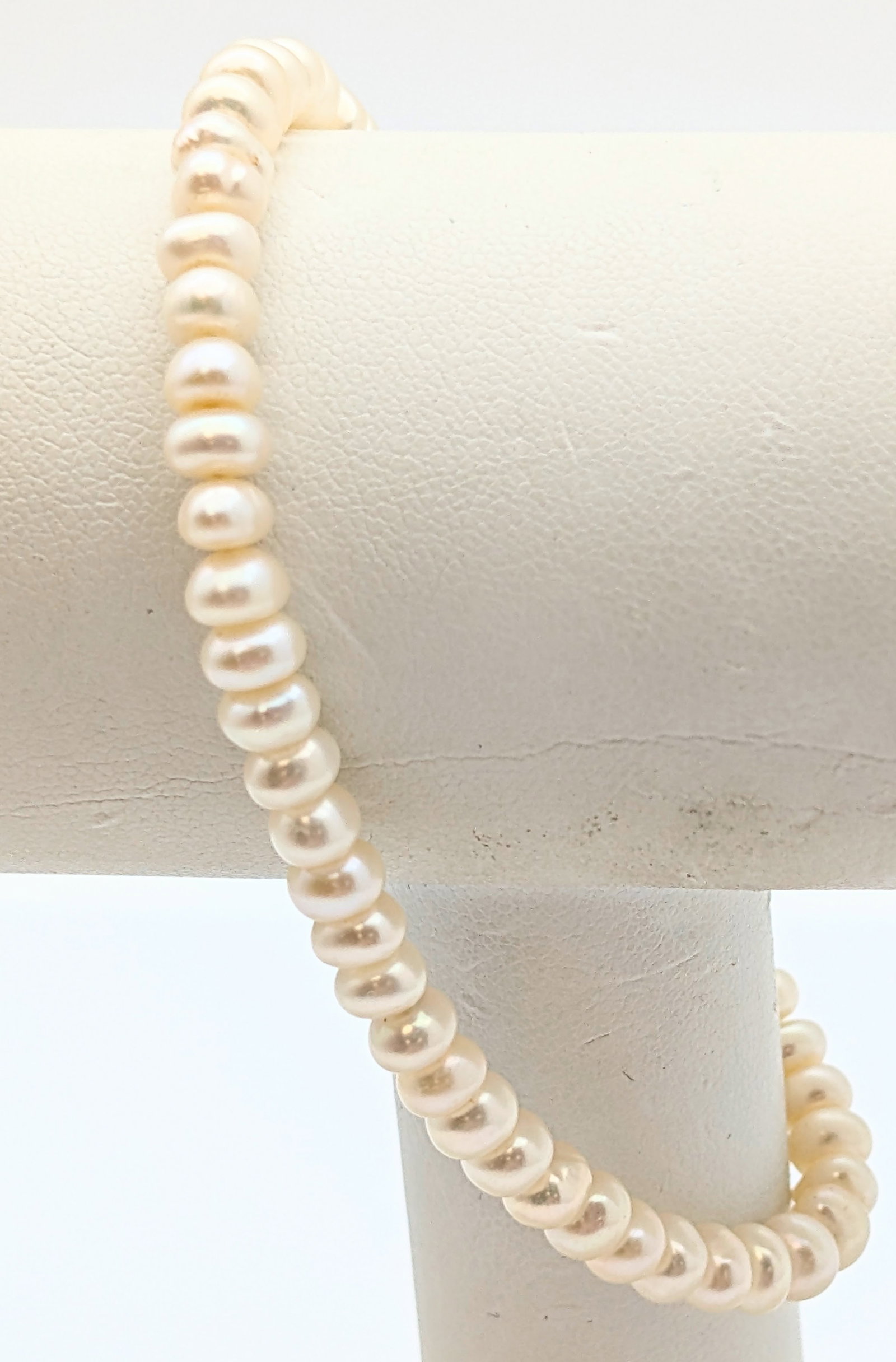 Classic Pearl Bracelet w/ 10k Gold Clasp: Length 7.5in