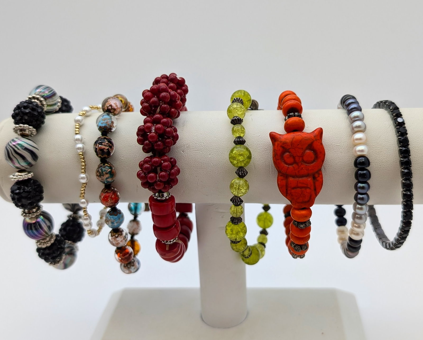 Lot of 8 Beaded Ladies Bracelets: _