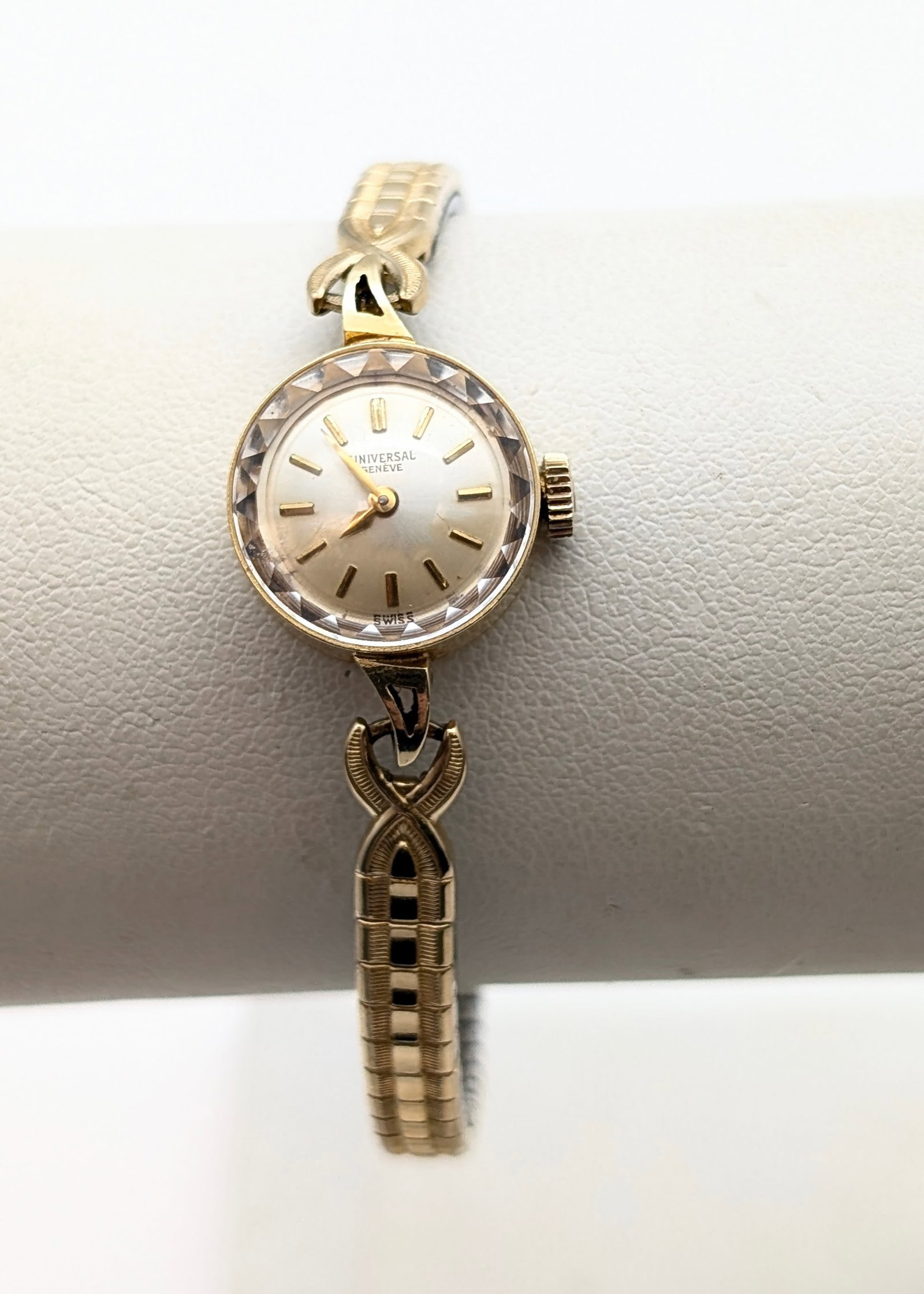 Feature -Classic 18k Ladies Universal Watch- 12.20g: Engraved on the Back