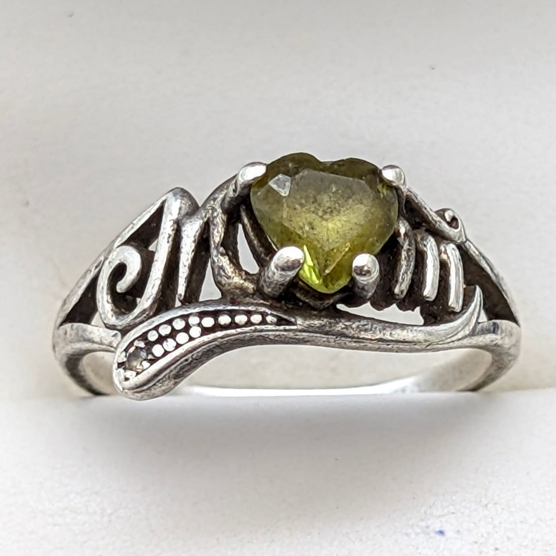 Classic Sterling Silver "Mom" Ring w/ Green Heart Stone: Size 6,5
