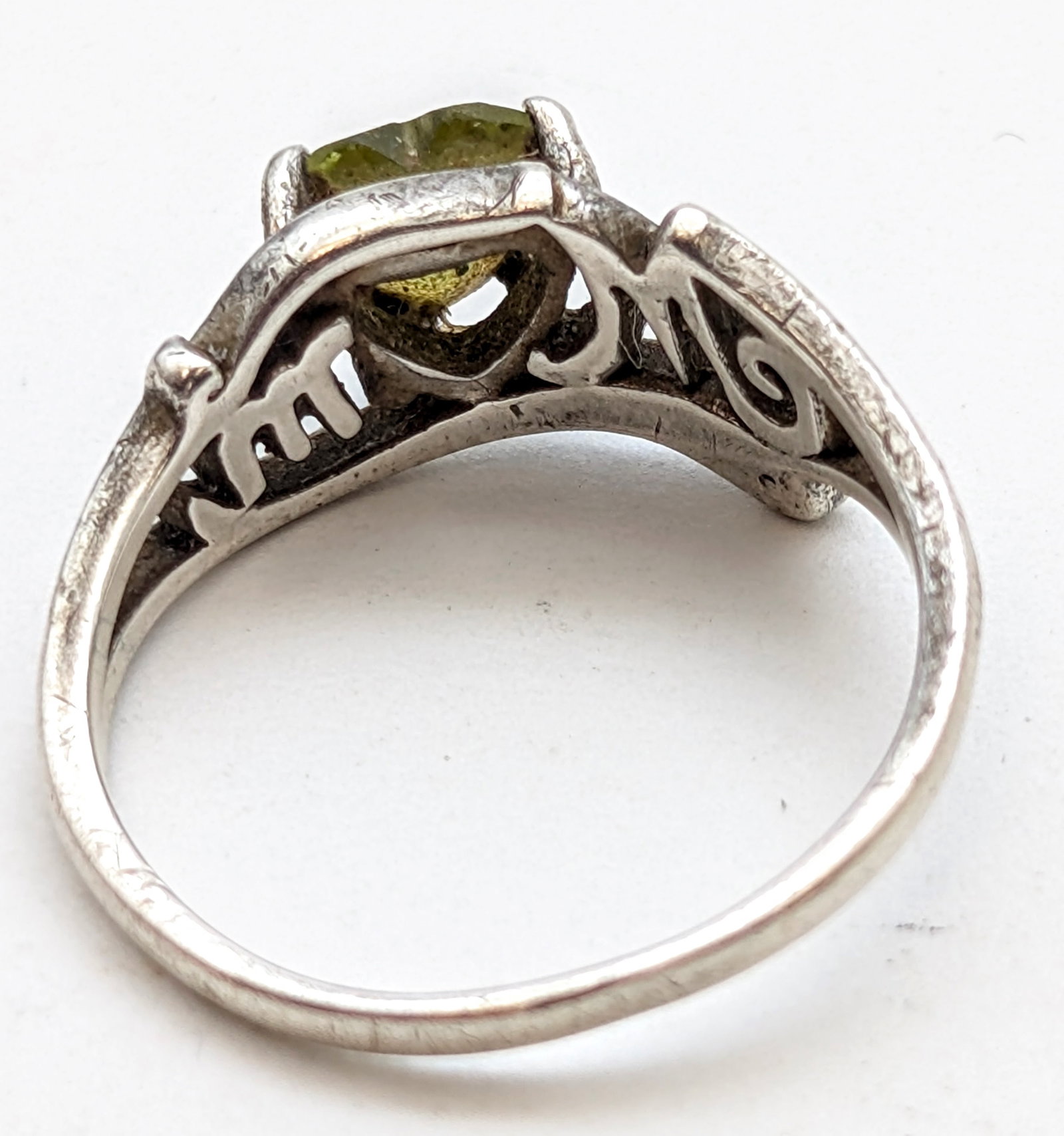 Classic Sterling Silver "Mom" Ring w/ Green Heart Stone - 4
