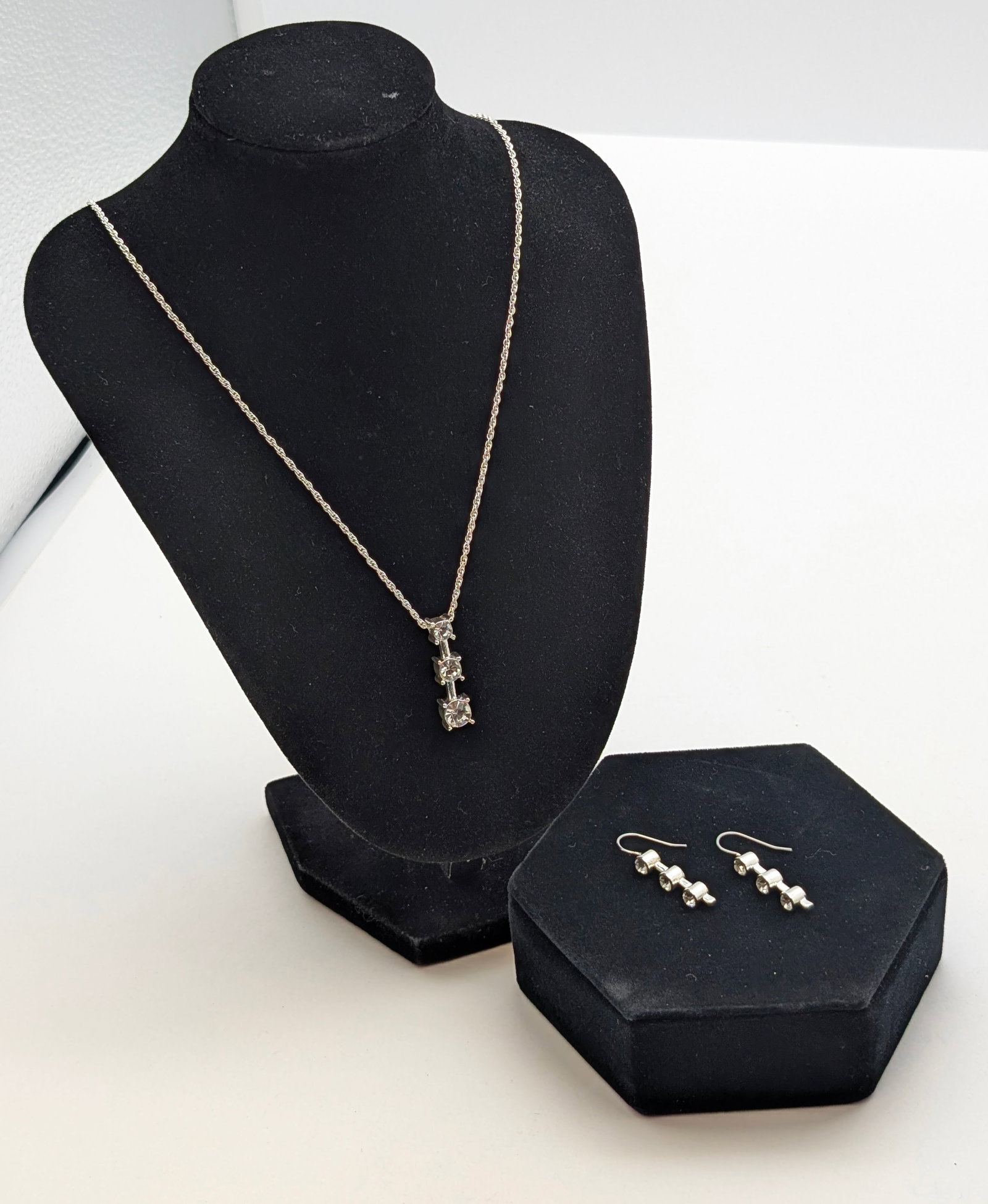 Premier Designs Silver Toned Necklace & Earrings Set: _