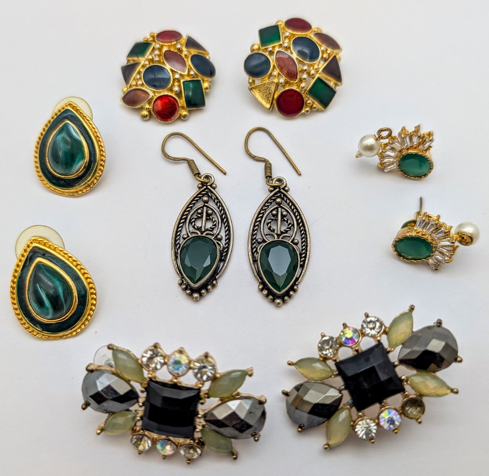 Lot of 5 Vintage Costume Earrings- Gold Toned, Silver Toned: _