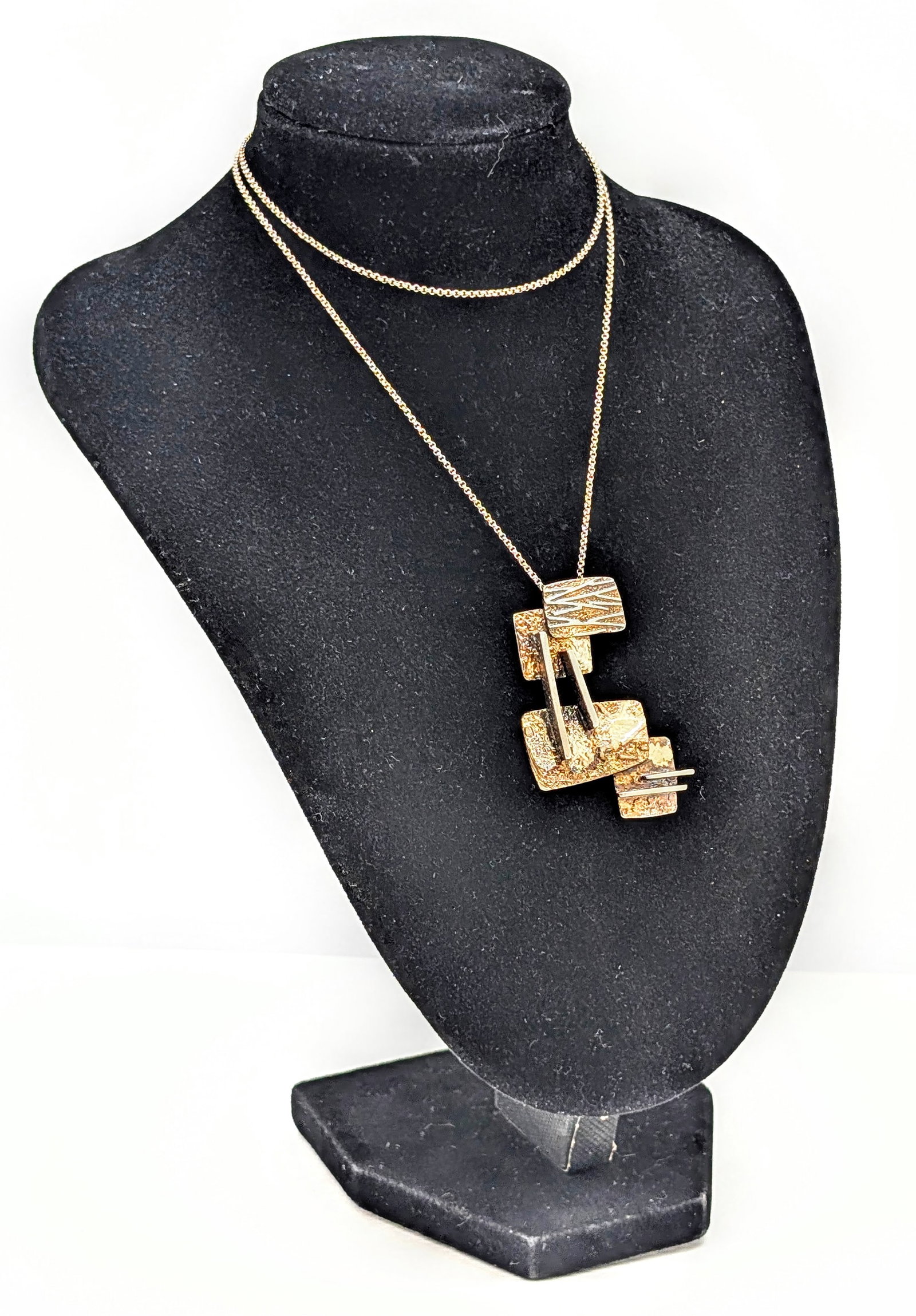 Classic Sterling Silver Necklace w/ Sculptural Pendant- 13.32 g: Length: 20in