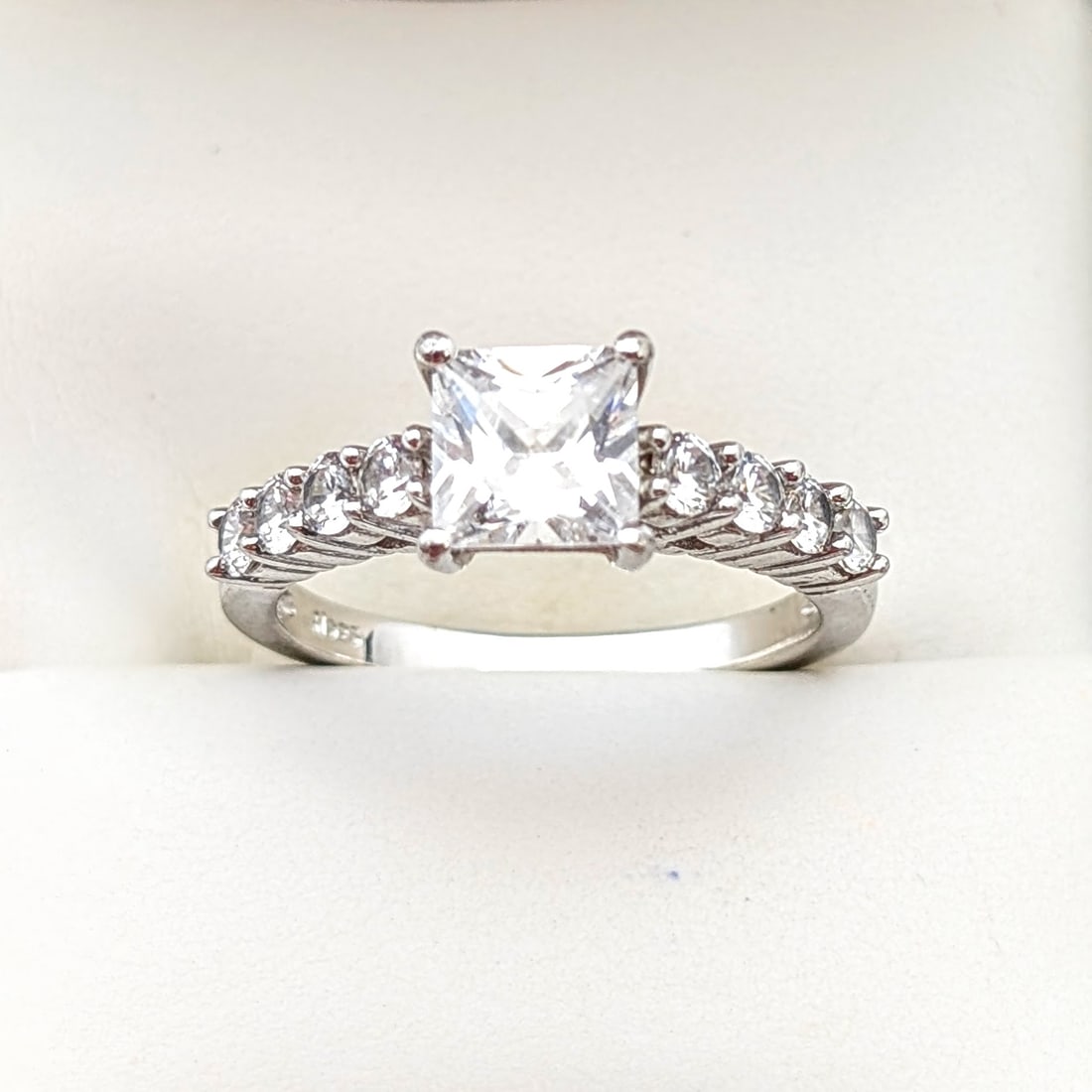 Ladies Sterling Silver 925 Ring with Stones - Great Luster: _