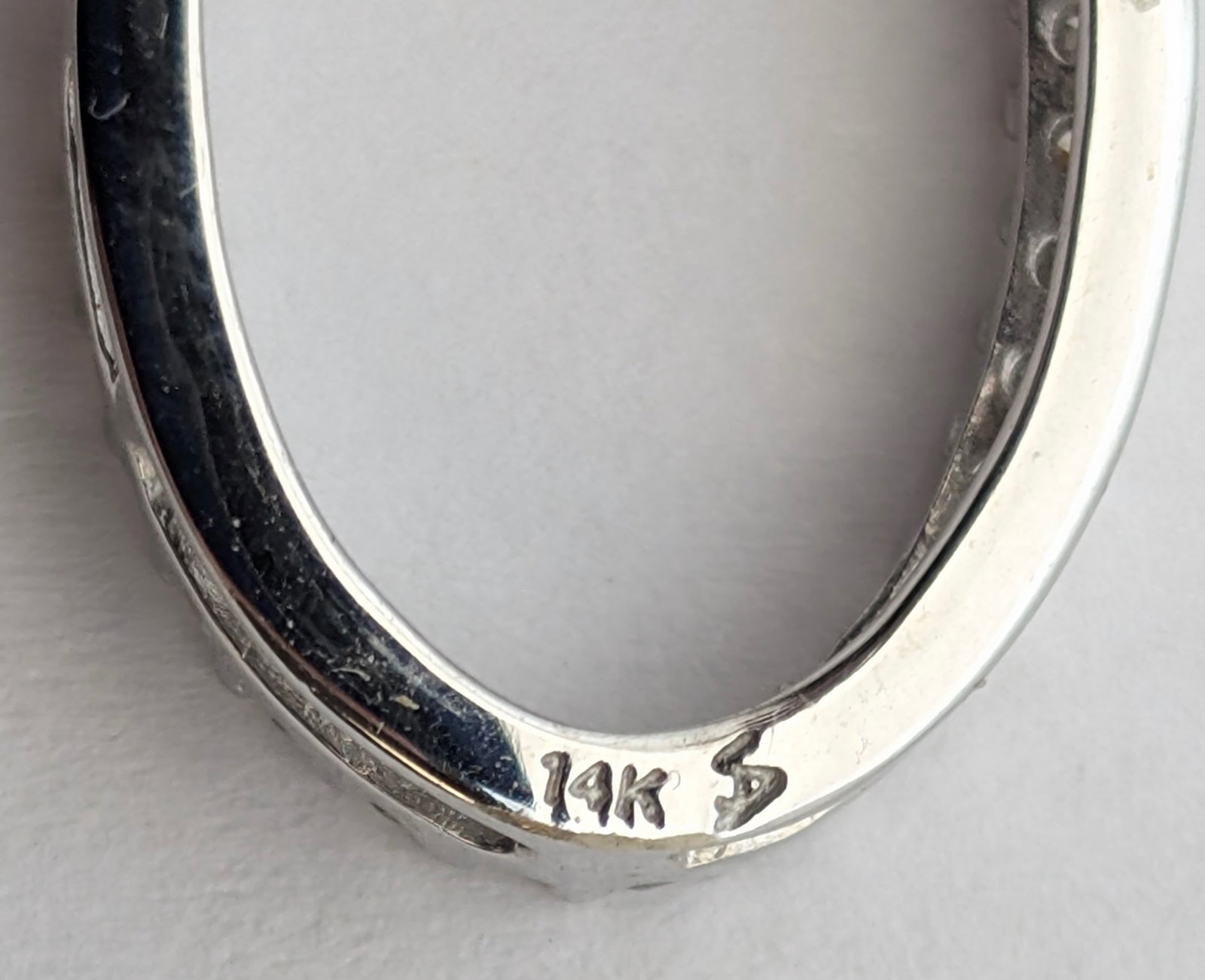 FEATURE- 14K White Gold Pendant w/ 32 Diamonds! 1.25g - 5