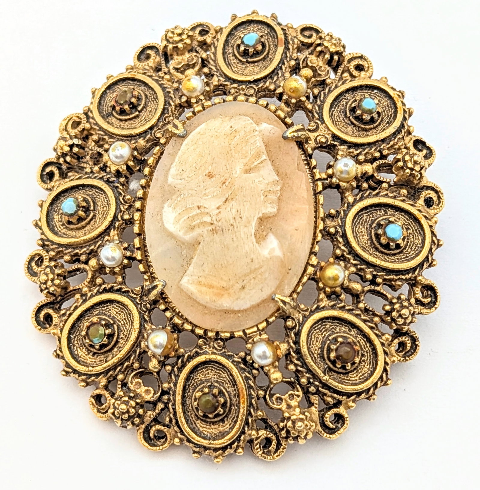 Vintage Florenza Ornate Gold Toned Cameo Brooch: _
