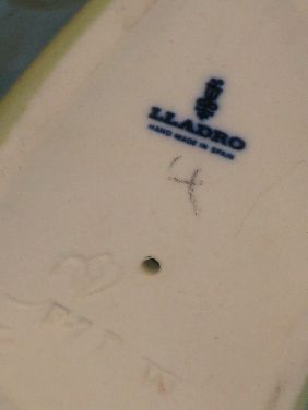LLADRO FIGURINE 'CURIOUS' - 4
