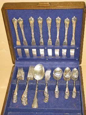 WALLACE 'GRAND COLONIAL' STERLING FLATWARE SET