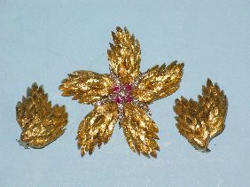 TIFFANY 18K MATCHING EARRINGS & RUBY & DIA BROOCH