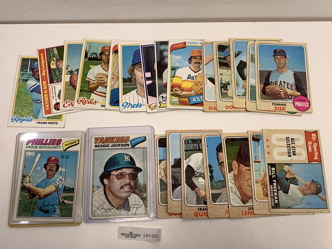 Mixed Lot of Vintage Baseball Trading Cards, Some Stored in Plastic Sleeves (1 of 4)